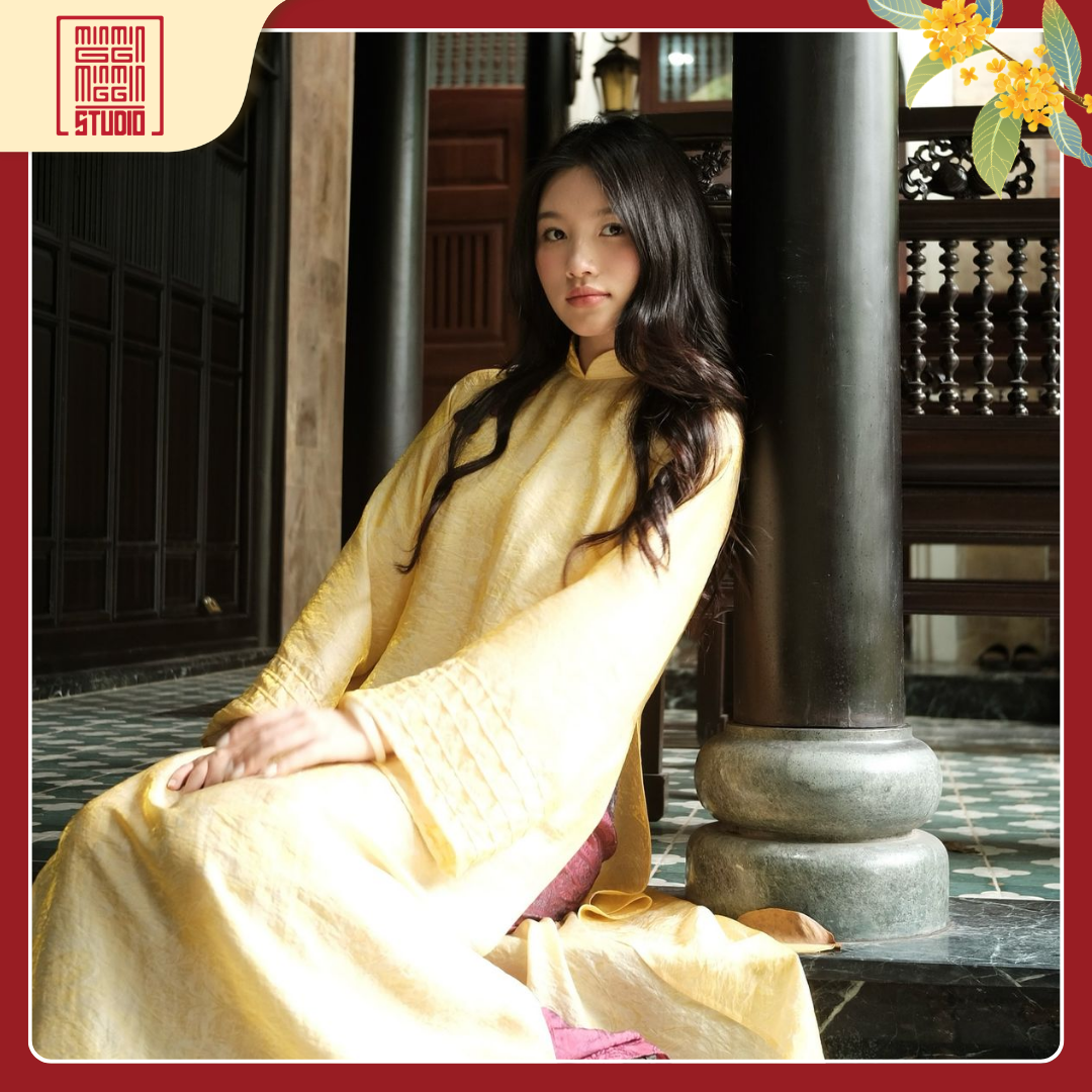 1 áo dài gấm vàng nhạt thêu hoa